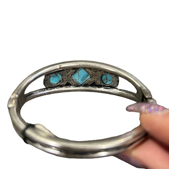 Stephan & CO. Silver Tone Medal Clasp Bracelet w/ Trio of Faux Turquoise Stones - Picture 6 of 9